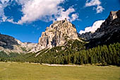 Trekking nel Parco Naturale Puez-Odle. La lunga discesa dal Rifugio Puez a Selva in Valgardena lungo la Vallelunga. 